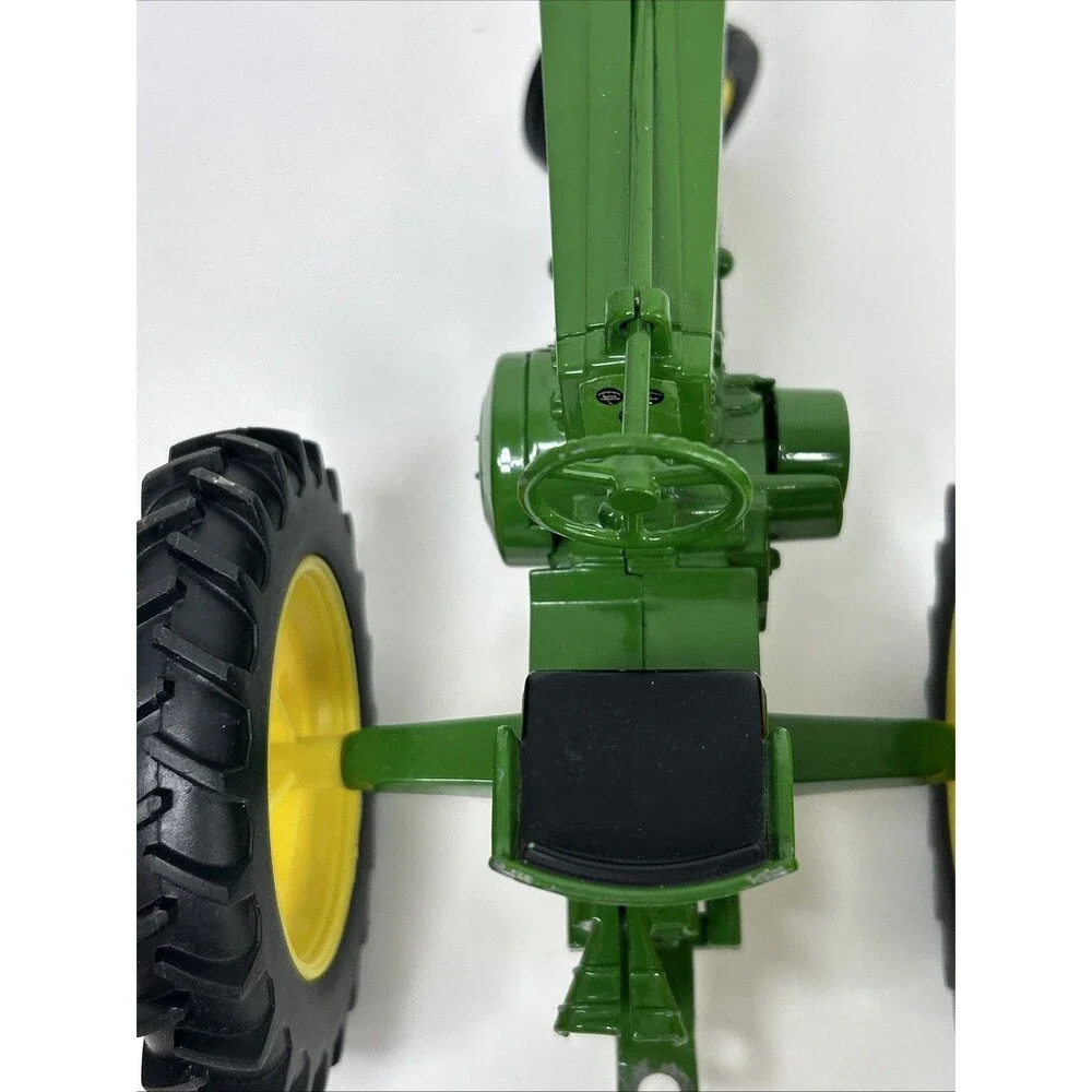 ERTL John Deere Model 60 Tractor 1/16 Die Cast Farm Toy #15189 Green
